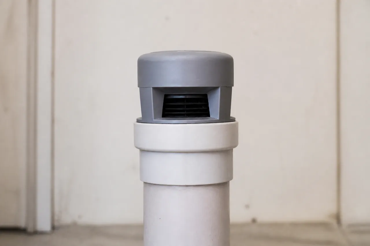 Clapet aérateur à membrane sur une évacuation WC