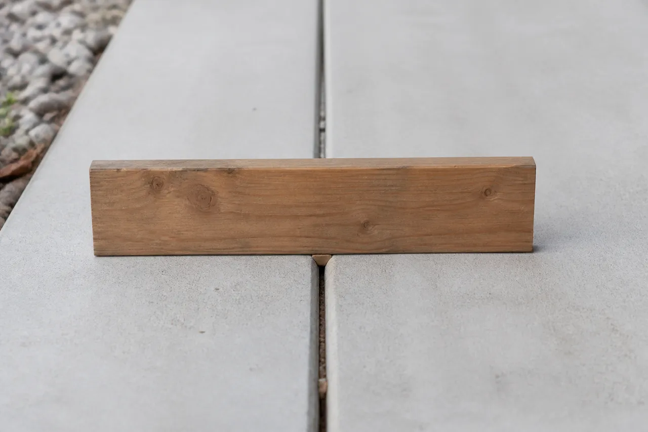Planche de bois utilisée pour maintenir un joint de dilatation
