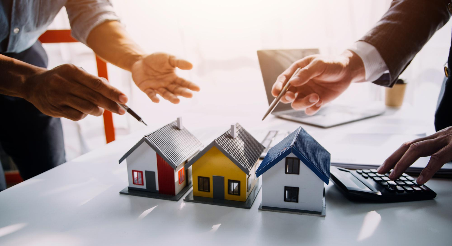 Agent immobilier et client signant un contrat pour acheter une assurance habitation ou un prêt immobilierlouer une assurance ménage ou un prêt immobilier ou immobilier
