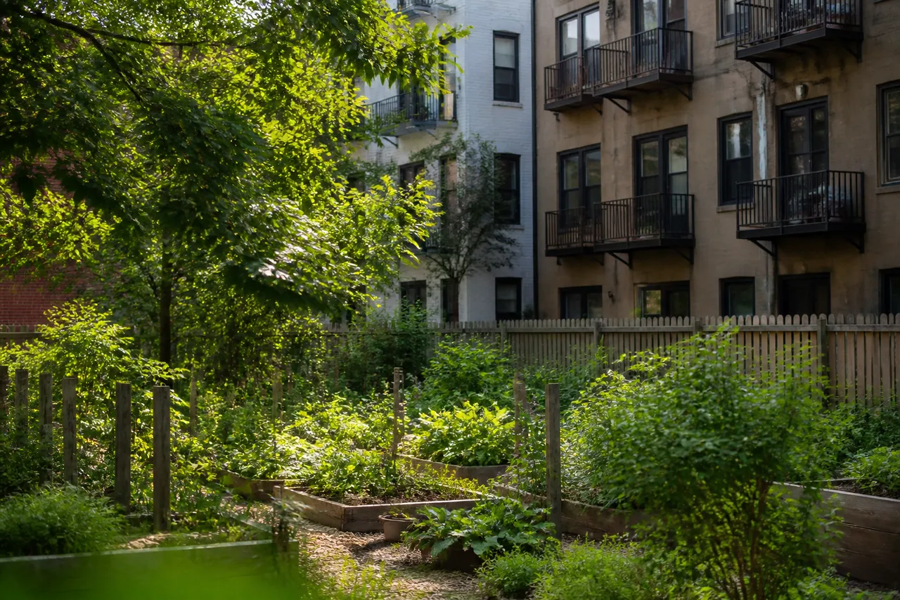 Terrain-jardin non constructible en zone urbaine